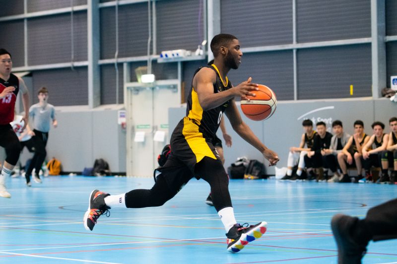 的背身与团 的背身与团